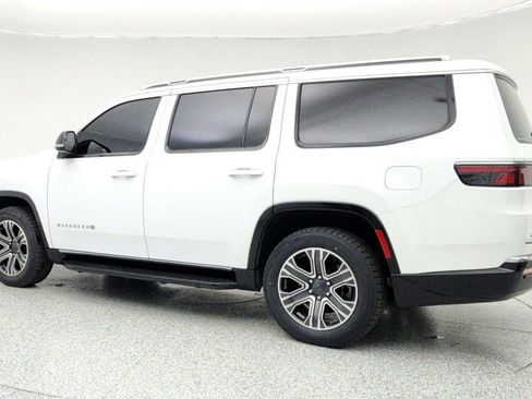 Used 2023 Jeep Wagoneer 4WD w/ Premium Group I image 7