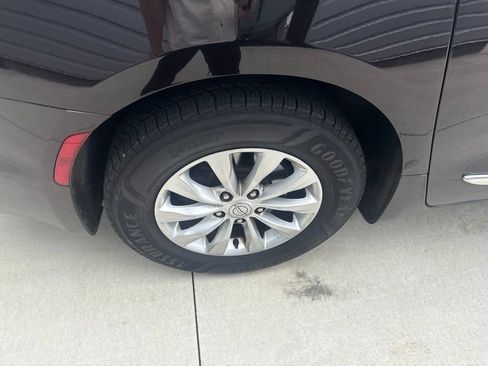 Used 2019 Chrysler Pacifica Touring-L w/ Premium Audio Group FWD image 11