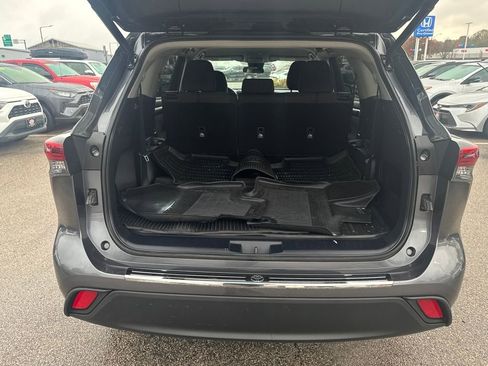 Used 2022 Toyota Highlander LE image 7