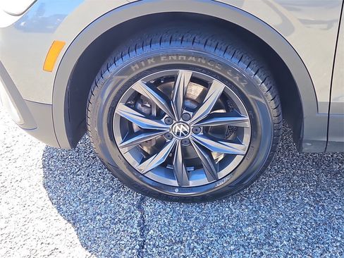 Used 2022 Volkswagen Tiguan SE w/ Panoramic Sunroof Package image 7