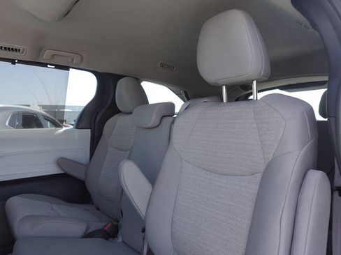 Used 2025 Toyota Sienna LE FWD image 12
