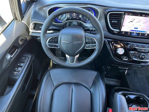 Used 2025 Chrysler Pacifica Select FWD image 16
