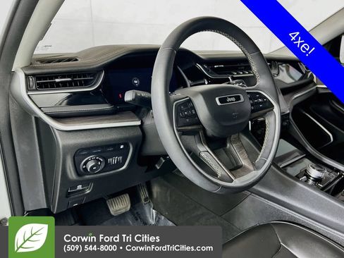 Used 2023 Jeep Grand Cherokee 4WD 4xe image 3