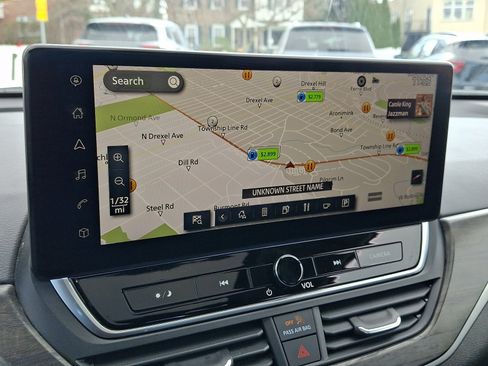 Used 2024 Nissan Altima 2.5 SV w/ SV Premium Package image 18