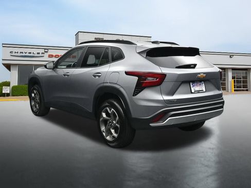 Used 2025 Chevrolet Trax LT w/ LT Convenience Package FWD image 3