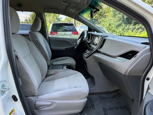 Used 2017 Toyota Sienna LE FWD image 18