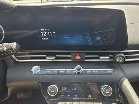 Certified 2024 Hyundai Elantra Limited FWD image 19