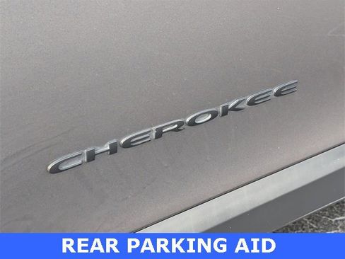 Used 2018 Jeep Cherokee Limited w/ Luxury Group image 4
