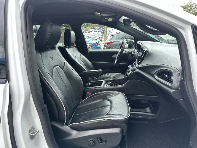 Used 2025 Chrysler Pacifica Limited FWD image 29