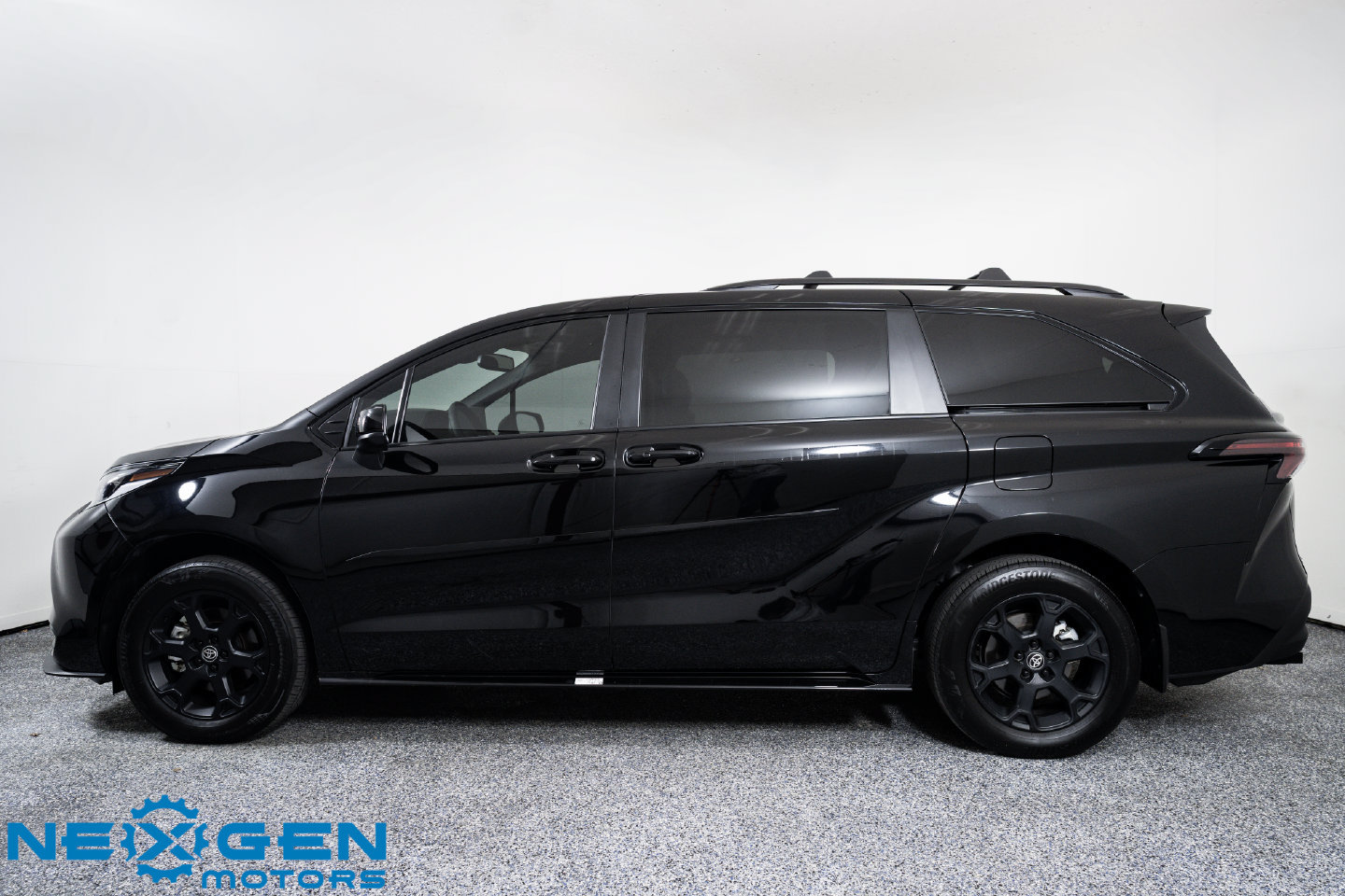 Used 2025 Toyota Sienna XLE Woodland Edition AWD/4WD image 31