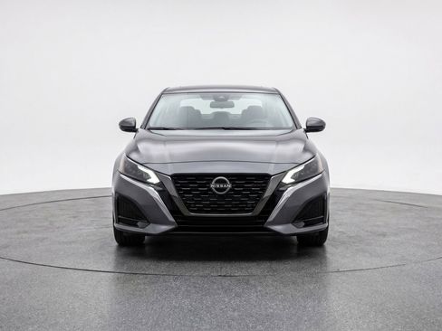 Used 2025 Nissan Altima 2.5 SV image 2