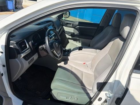 Used 2017 Toyota Highlander Limited FWD image 11
