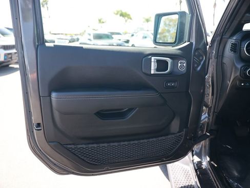 Used 2022 Jeep Wrangler Unlimited Sahara w/ Cold Weather Group AWD/4WD image 18