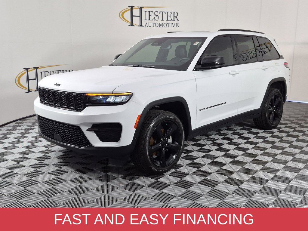 Used 2024 Jeep Grand Cherokee Altitude AWD/4WD image 8