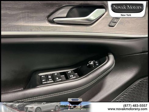 Used 2023 Jeep Grand Cherokee Limited w/ Luxury Tech Group II AWD/4WD image 18