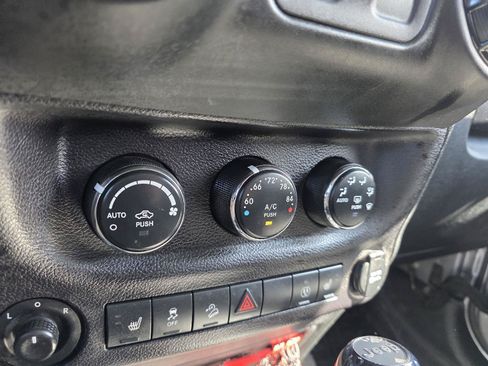 Used 2018 Jeep Wrangler Rubicon AWD/4WD image 15
