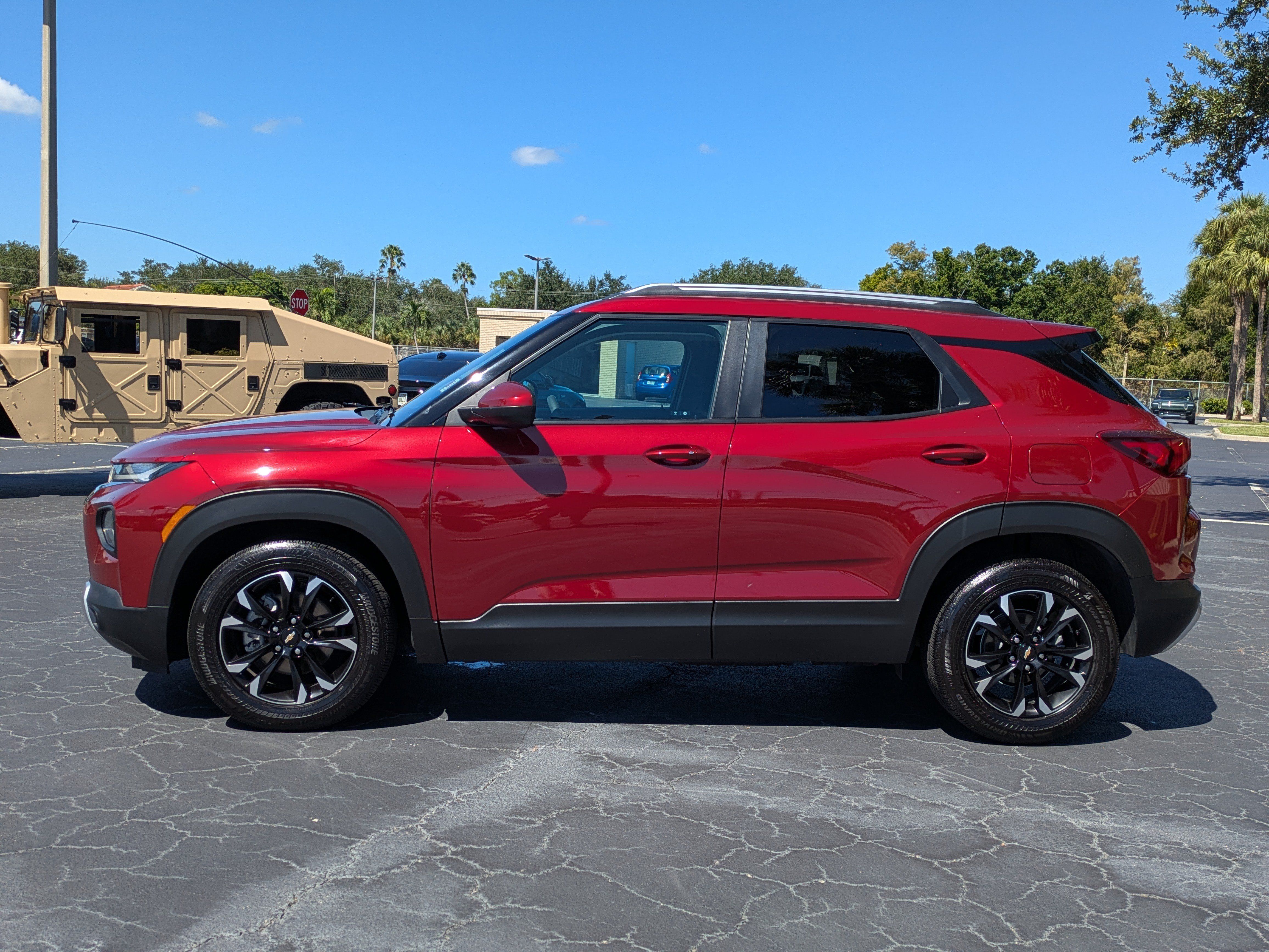 Used 2022 Chevrolet TrailBlazer LT w/ Driver Confidence Package FWD image 3