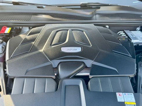 Used 2022 Porsche Cayenne Platinum Edition image 52