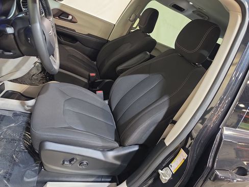 Used 2023 Chrysler Voyager LX FWD image 13