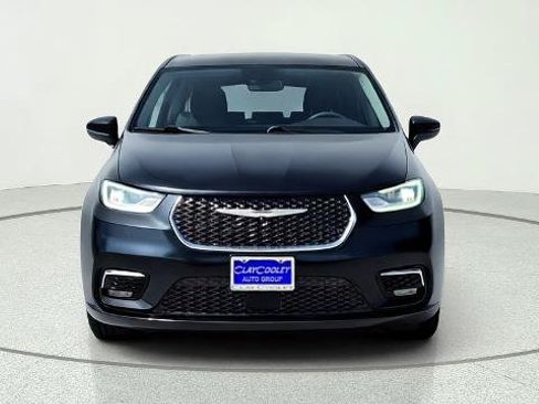 Used 2023 Chrysler Pacifica Touring-L FWD image 2