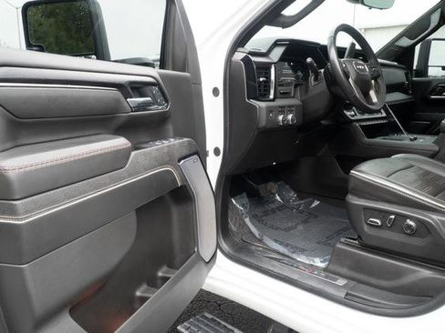 Used 2025 GMC Sierra 2500 AT4X image 16