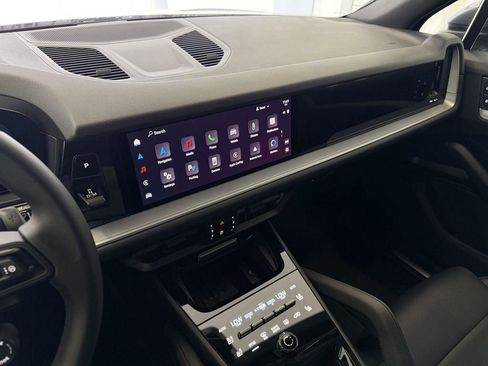 Certified 2025 Porsche Cayenne AWD/4WD image 18
