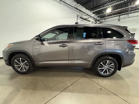 Used 2017 Toyota Highlander XLE AWD/4WD image 6