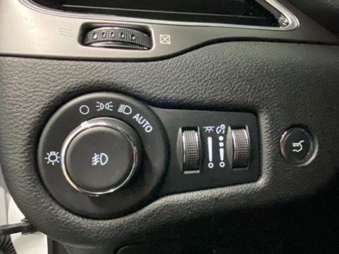Used 2022 Jeep Cherokee Limited AWD/4WD image 29