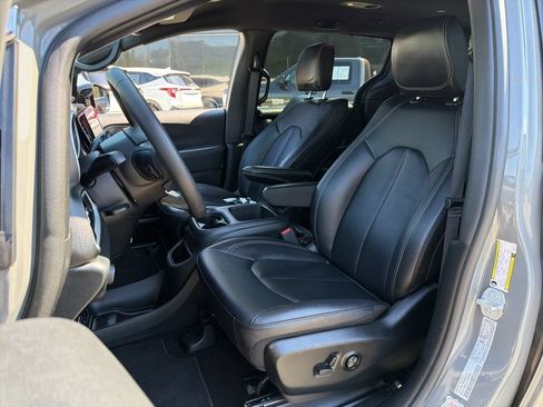 Used 2025 Chrysler Pacifica Select FWD image 17