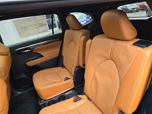 New 2026 Toyota Highlander Platinum image 16