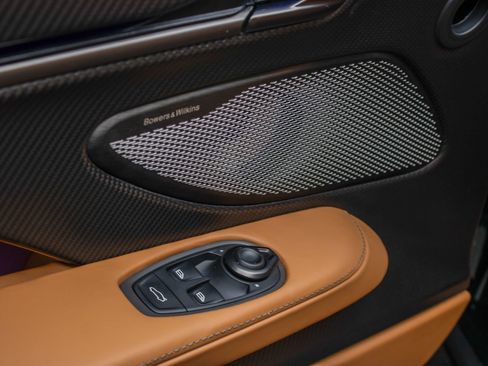 Used 2025 Aston Martin Vanquish RWD image 24