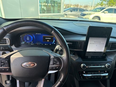 Used 2020 Ford Explorer Platinum w/ Premium Technology Package image 14