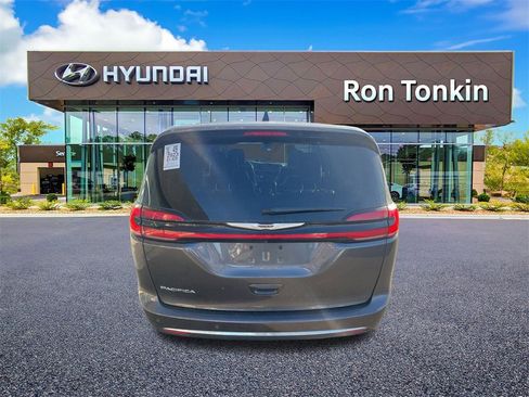 Used 2023 Chrysler Pacifica Touring-L image 4