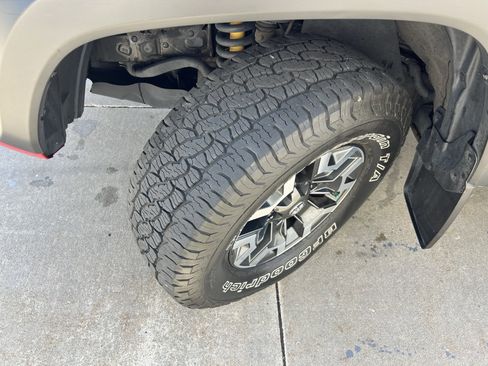 Certified 2019 Toyota Tacoma TRD Off-Road AWD/4WD image 11