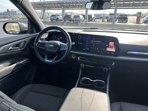 Used 2025 Chevrolet Traverse LT image 21