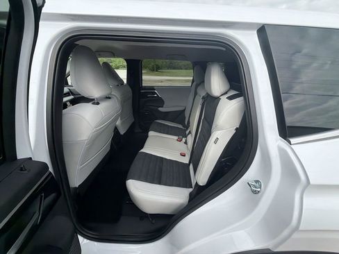 New 2026 Mitsubishi Outlander SE image 22