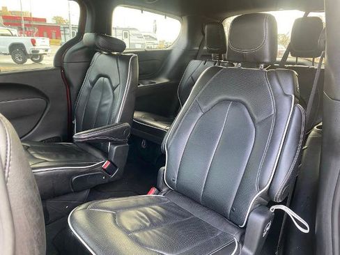 Used 2025 Chrysler Pacifica Limited image 30