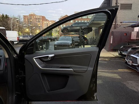 Used 2011 Volvo XC60 3.2 image 13