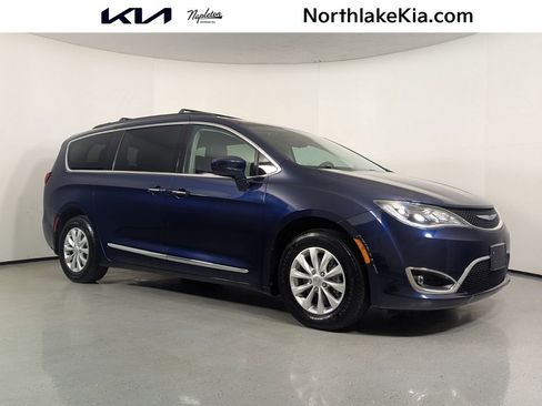Used 2017 Chrysler Pacifica Touring-L FWD image 1