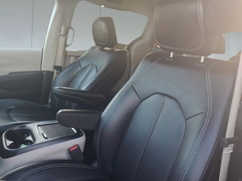Used 2024 Chrysler Pacifica Touring-L image 13