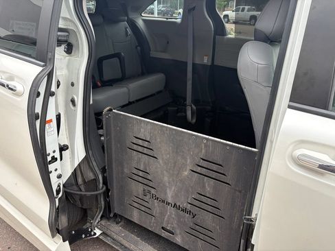 Used 2021 Toyota Sienna Limited FWD image 29