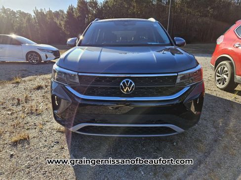 Used 2023 Volkswagen Taos SE image 3