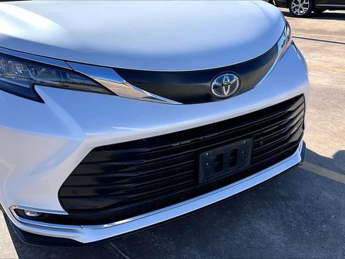 Used 2022 Toyota Sienna XLE image 29