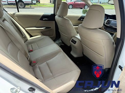 Used 2017 Honda Accord Touring image 17