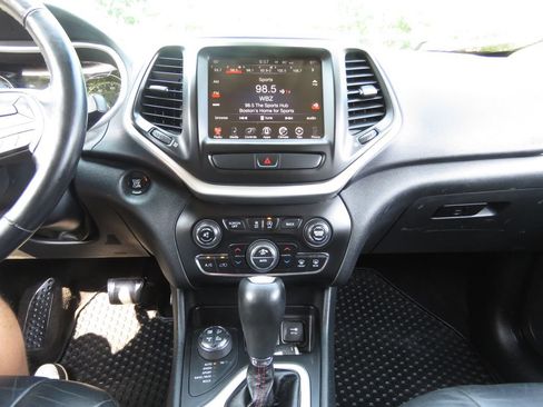 Used 2016 Jeep Cherokee Trailhawk w/ Comfort/Convenience Group AWD/4WD image 27