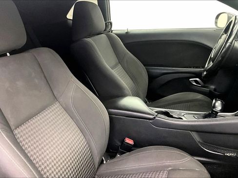 Used 2019 Dodge Challenger SXT image 6