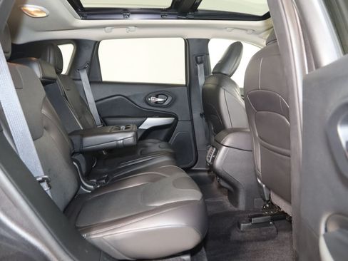 Used 2018 Jeep Cherokee Overland AWD/4WD image 14