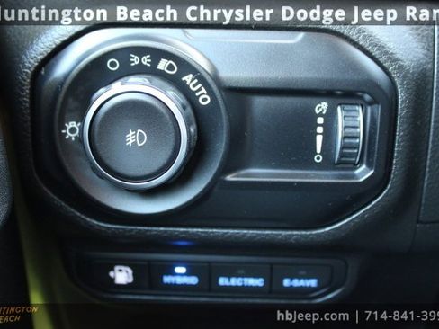 Used 2023 Jeep Wrangler Unlimited Sahara image 19