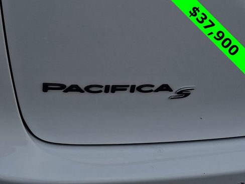 Used 2025 Chrysler Pacifica Premium image 31