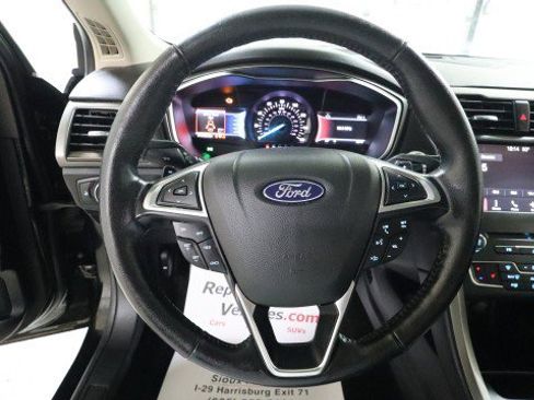 Used 2018 Ford Fusion SE w/ Fusion SE Technology Package FWD image 18